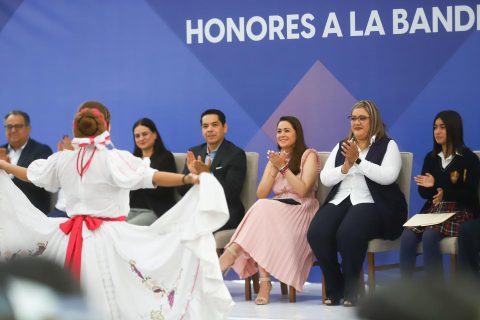 Ceremonia de honores a la bandera dirigida por la gobernadora Tere Jiménez en la Escuela Normal del Estado de Aguascalientes.