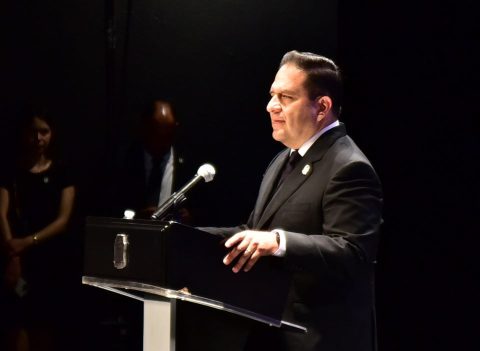 José Juan Sánchez Barba tomando juramento como presidente municipal de Aguascalientes en el teatro Morelos.