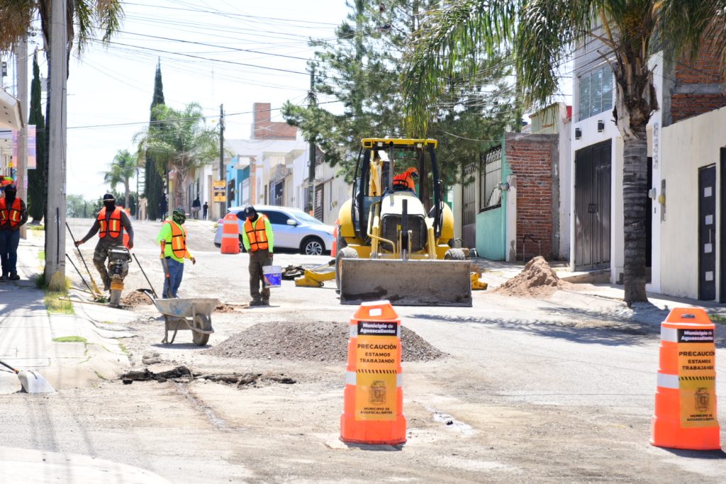 "Imagen de la Av. Juan José Arreola mostrando señales de cierre parcial y desvío hacia rutas alternas."