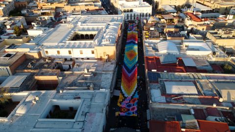 Decoración del Cielo Tejido en el Corredor Cultural Carranza, inspirada en los atardeceres de Aguascalientes y las flores del tocado de La Catrina.