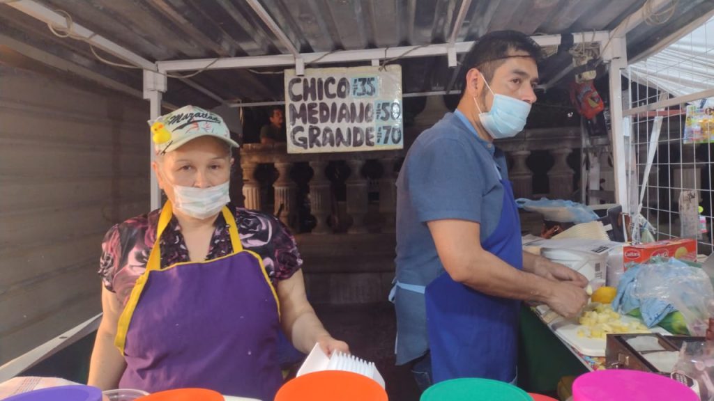 "Inspectores sanitarios revisando puestos de comida en la Feria Nacional de San Marcos."