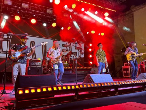 El quinteto funk HI MESS actuando en la Feria Nacional de San Marcos, destacando su estilo musical único.