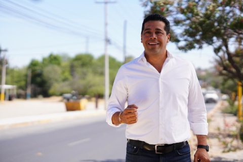 Leo Montañez hablando con oficiales de la policía de proximidad en Aguascalientes.