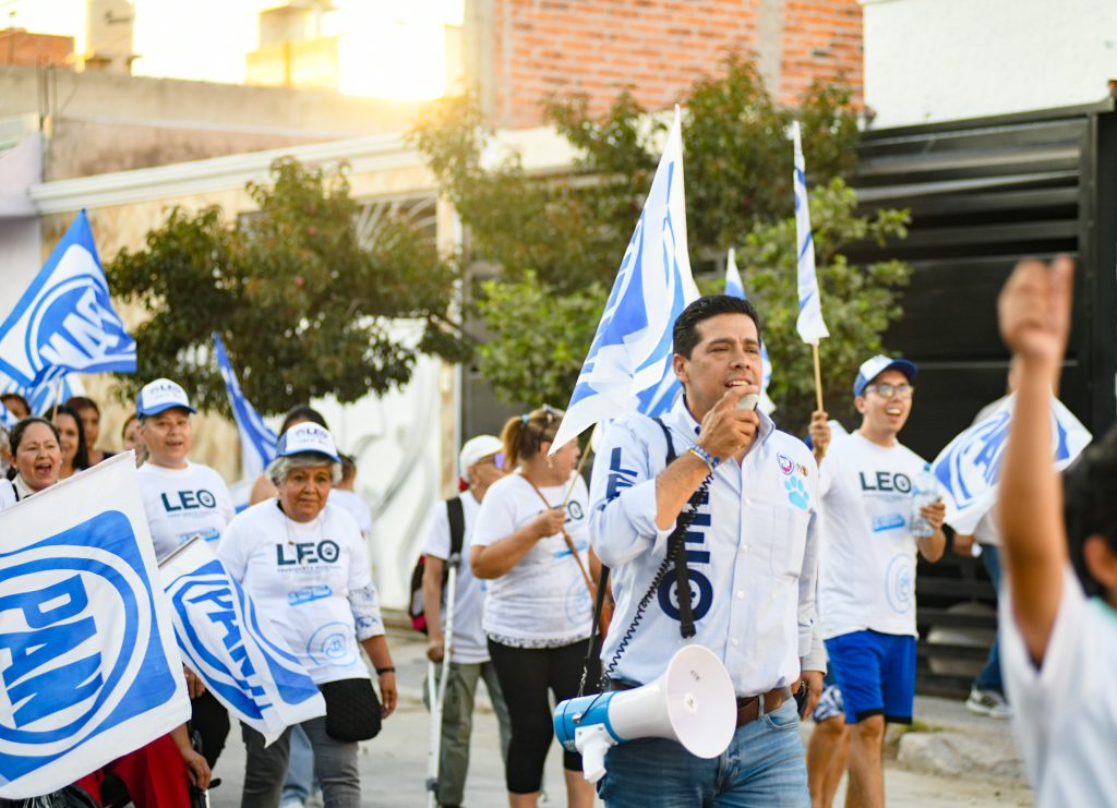 Imagen de Leo Montañez discutiendo sobre la nueva infraestructura de seguridad e iluminación en un evento público en Aguascalientes.