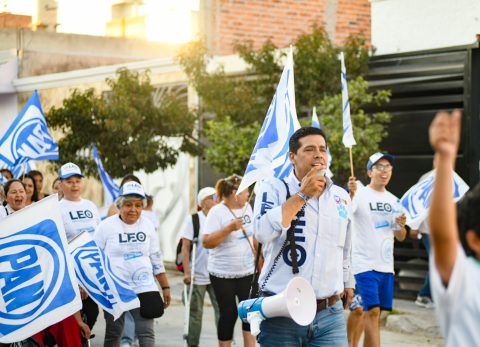 Imagen de Leo Montañez discutiendo sobre la nueva infraestructura de seguridad e iluminación en un evento público en Aguascalientes.