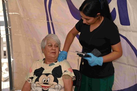 Imagen de la Mega Brigada Médica en la Plaza de la Patria, mostrando a personas recibiendo servicios médicos y disfrutando de eventos culturales.