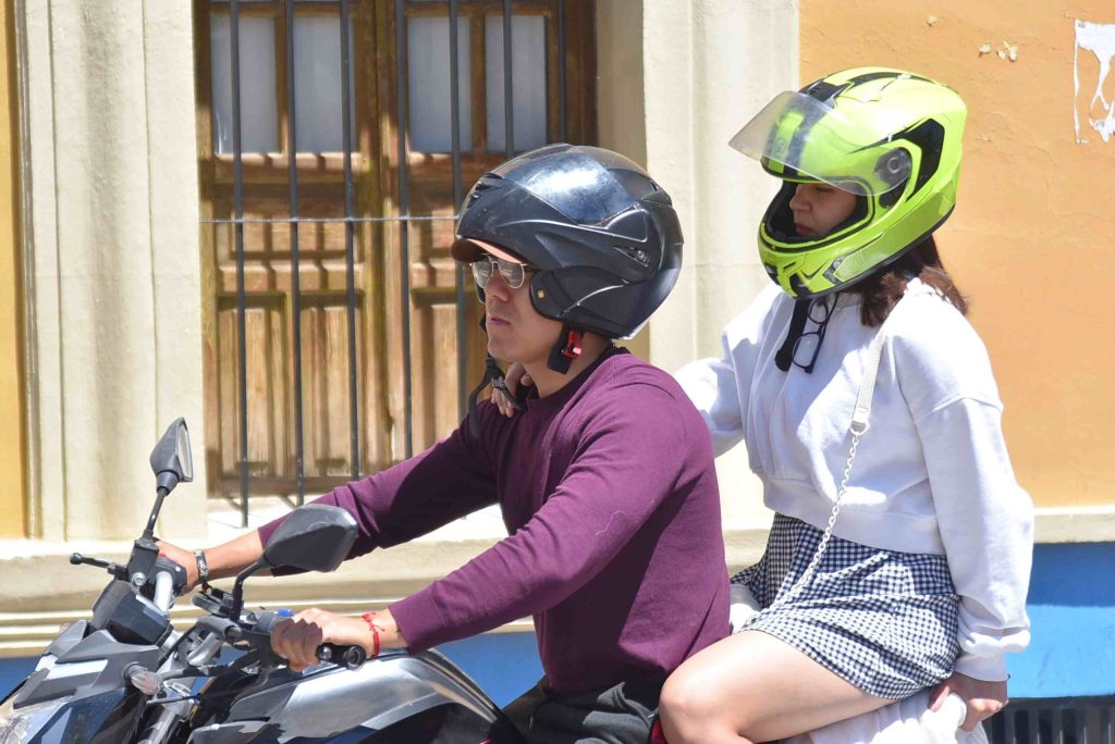 Imagen de una campaña de seguridad vial con motocicletas en Aguascalientes, promoviendo el uso del casco y lentes de protección.