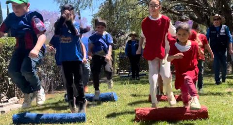 Niños disfrutando de juegos y actividades en el parque Rodolfo Landeros durante la celebración del Día del Niño.