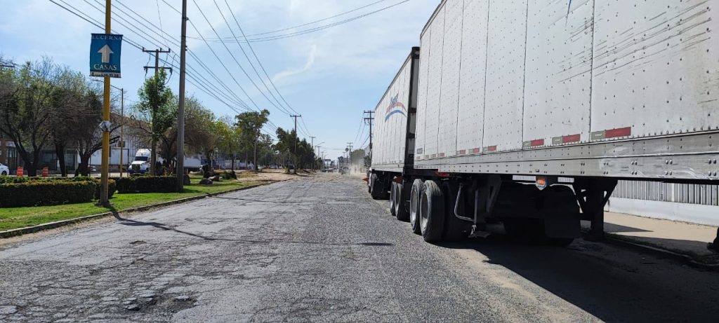 Foto de la Av. Julio Díaz Torre en Aguascalientes mostrando señalizaciones y maquinaria por cierres viales.
