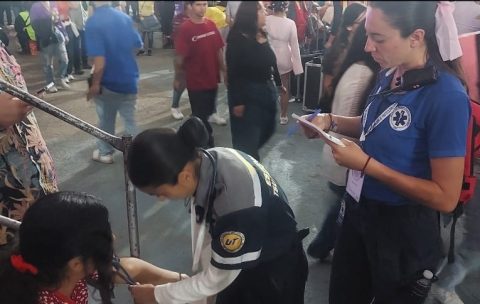 Paramédicos preparados en la Feria Nacional de San Marcos, Aguascalientes, ante el pronóstico de altas temperaturas.