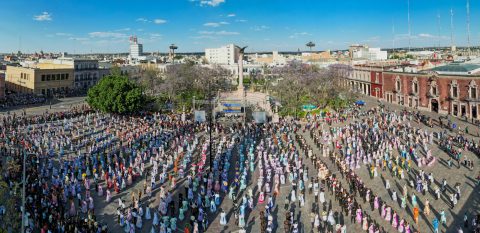 Espectáculo de 'Pelea de Gallos' llevado a cabo por bailarines folclóricos en la Feria Nacional de San Marcos.