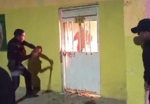 Policías municipales rescatando a un hombre de un incendio en Aguascalientes