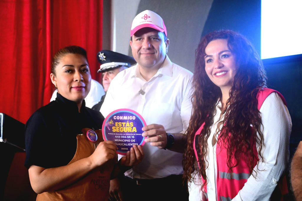 Insignia de no discriminación utilizada en establecimientos durante la feria.