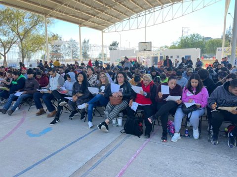 Participantes renovando su licencia de manejo en la unidad móvil en Bordo Santa Elena, Aguascalientes.