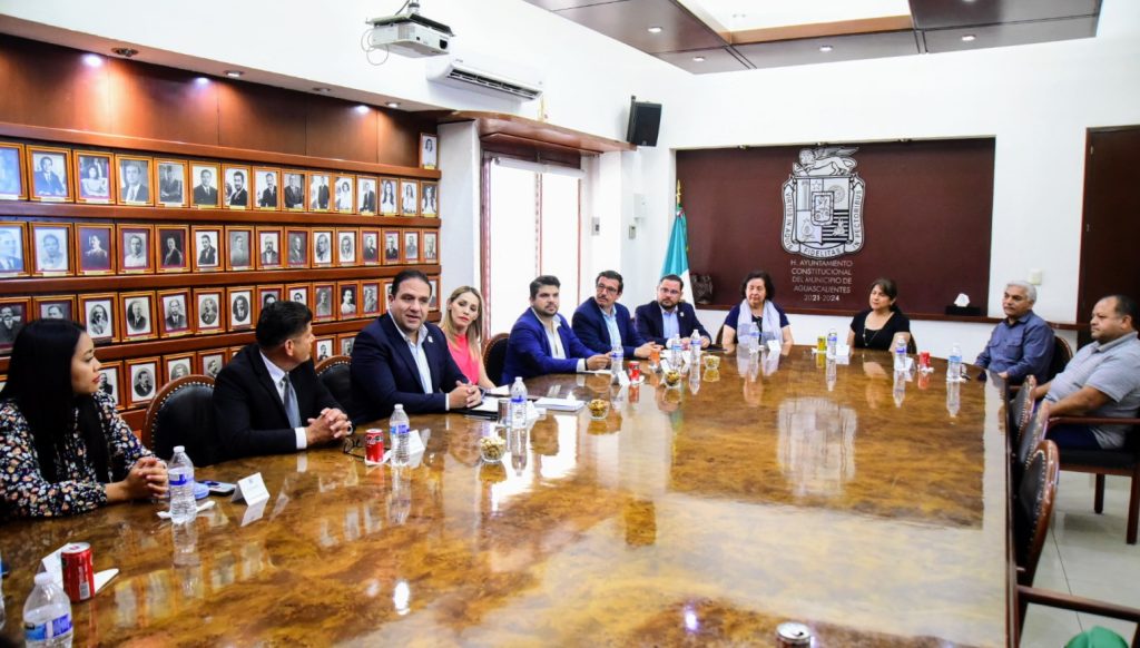 Autoridades de Commerce, California en reunión con representantes de Aguascalientes en el Salón Presidentes del Palacio Municipal