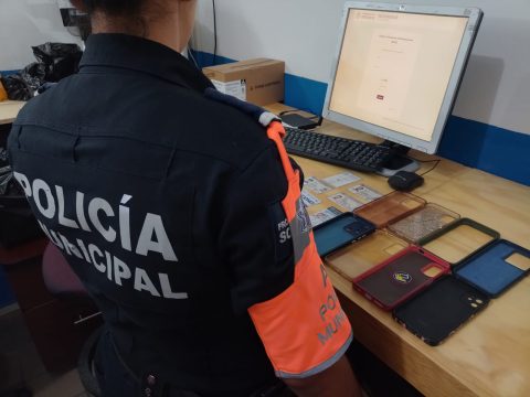 "Imagen de policías de Aguascalientes arrestando a dos mujeres tras robar un celular en la zona del Encierro."