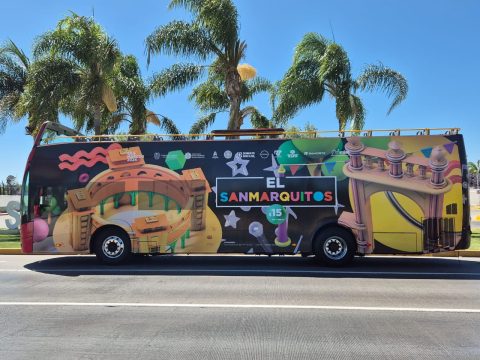 "Turibús El Sanmarquitos transportando visitantes entre el Foro de las Estrellas y la Isla San Marcos durante la FNSM."