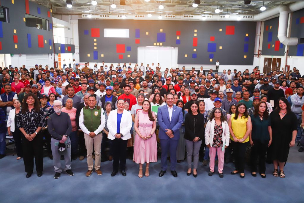 Tere Jiménez durante una reunión sobre visas de trabajo en Aguascalientes.