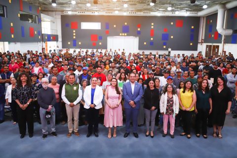 Tere Jiménez durante una reunión sobre visas de trabajo en Aguascalientes.